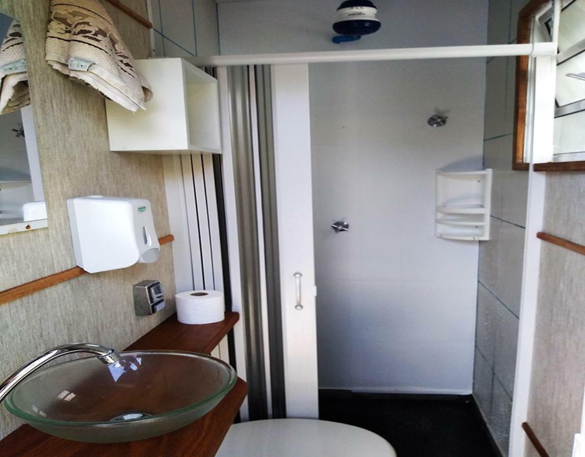 Cama em Dormitório Masculino com 4 Camas e Banheiro Privativo